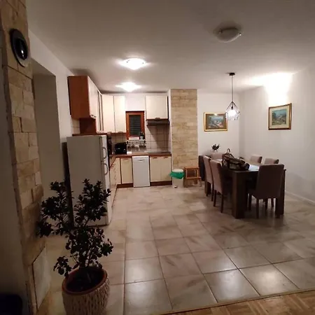 Kuca Za Odmor M&j S Grijanim Bazenom