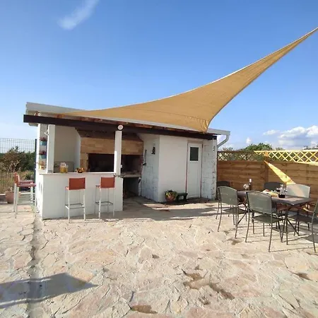 Kuca Za Odmor M&j S Grijanim Bazenom Вилла Бенковац