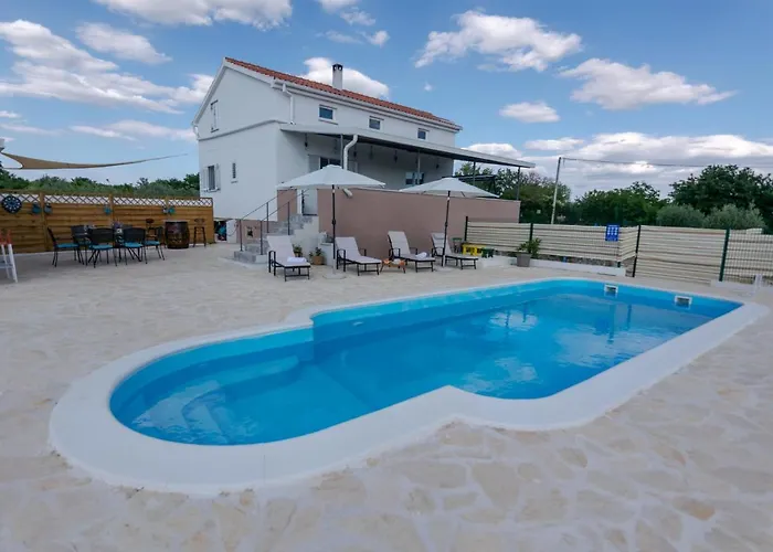 Kuca Za Odmor M&j S Grijanim Bazenom Бенковац