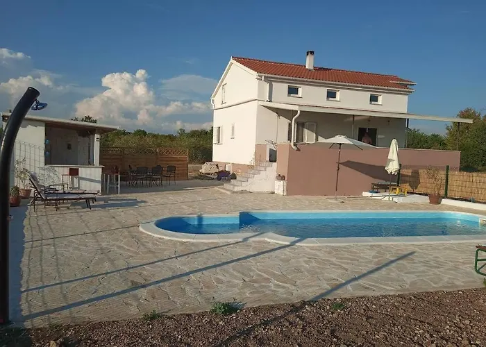 Kuca Za Odmor M&j S Grijanim Bazenom Бенковац