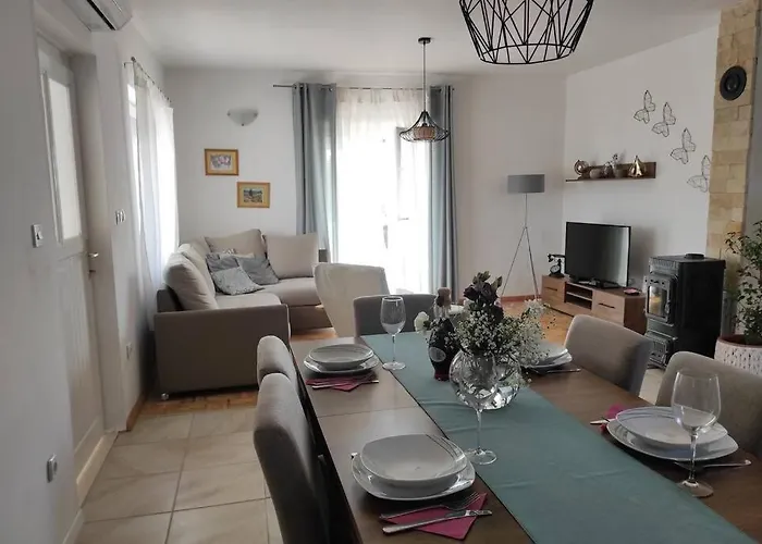 Kuca Za Odmor M&j S Grijanim Bazenom Бенковац