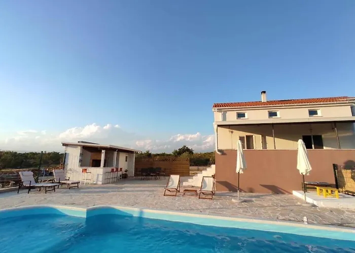 Kuca Za Odmor M&j S Grijanim Bazenom Бенковац