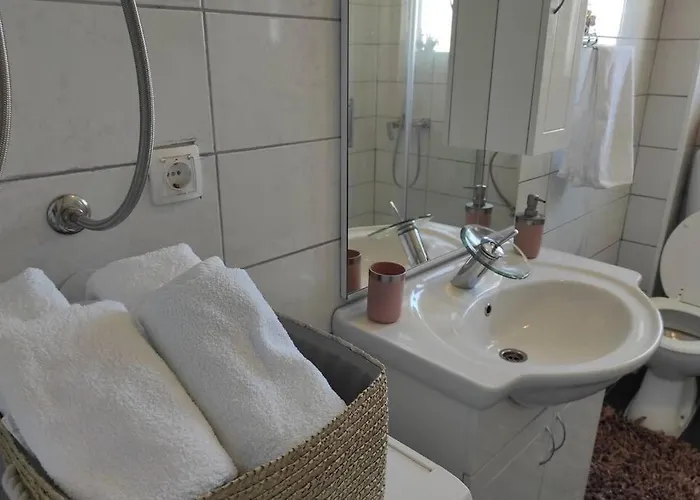 Kuca Za Odmor M&j S Grijanim Bazenom