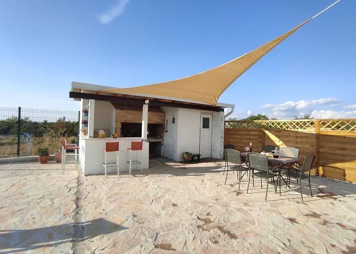 Kuca Za Odmor M&j S Grijanim Bazenom Вилла Бенковац