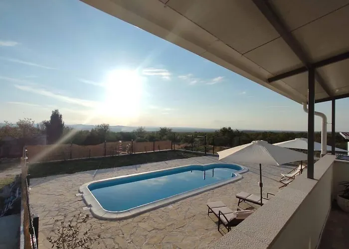 Kuca Za Odmor M&j S Grijanim Bazenom Бенковац