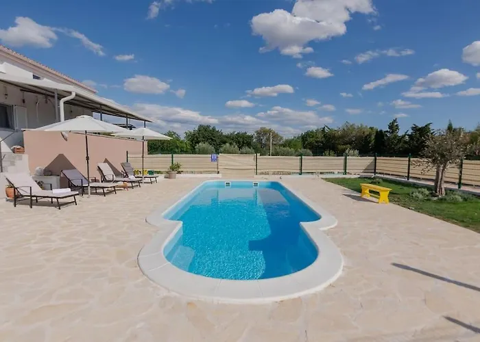 Kuca Za Odmor M&j S Grijanim Bazenom *