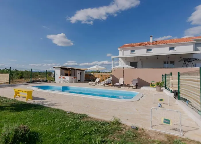 Kuca Za Odmor M&j S Grijanim Bazenom Вилла *