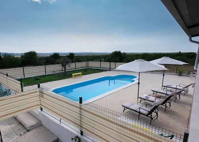 Kuca Za Odmor M&j S Grijanim Bazenom Вилла *