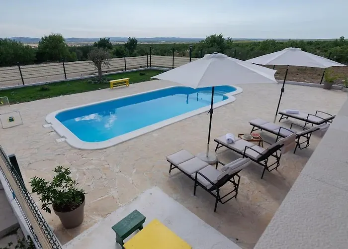 Вилла Kuca Za Odmor M&j S Grijanim Bazenom Бенковац