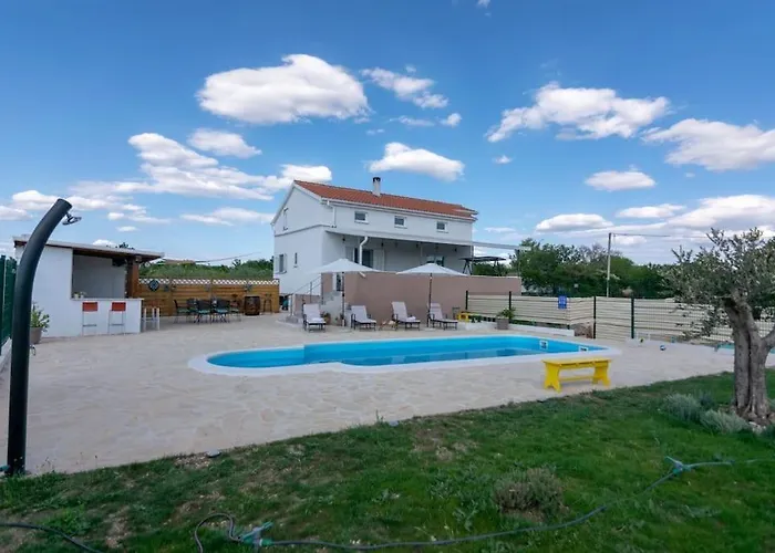 Kuca Za Odmor M&j S Grijanim Bazenom * Бенковац