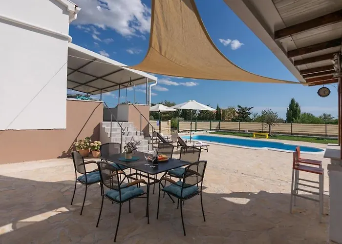 Kuca Za Odmor M&j S Grijanim Bazenom Вилла Бенковац