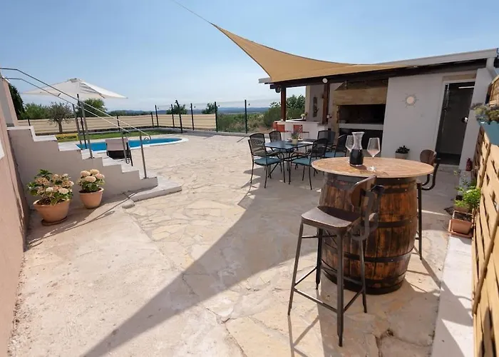 Вилла Kuca Za Odmor M&j S Grijanim Bazenom Бенковац