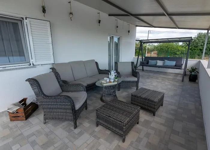 Kuca Za Odmor M&j S Grijanim Bazenom Бенковац