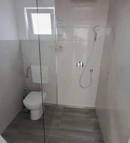 Kuca Za Odmor M&j S Grijanim Bazenom