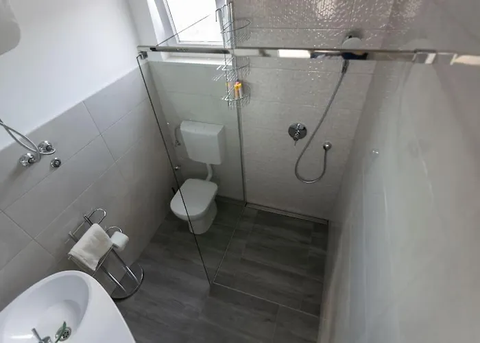 Kuca Za Odmor M&j S Grijanim Bazenom Бенковац