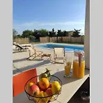 Kuca Za Odmor M&j S Grijanim Bazenom فيلة